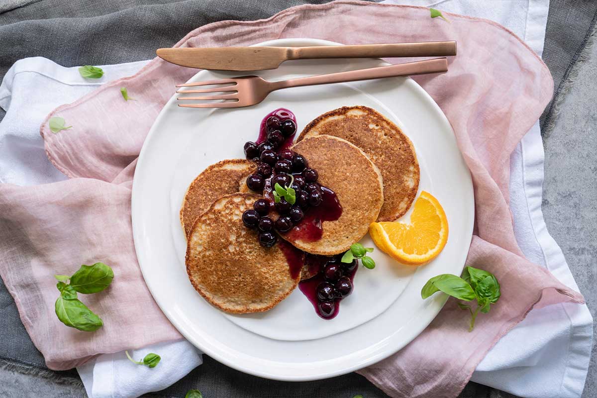 Hot cakes with cottage cheese and berry compote